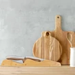 Hokiro XXL nagyméretű késblokk a konyhapulton különböző bambusz konyhai kiegészítő társaságában