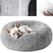 Fluffy szőrö kutyaágy és kutyafekhely egy éppen benne alukáló francia bulldoggal