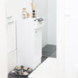 Alik fehér színű fürdőszoba szekrény fehér kerámiával burkolt fürdőszobában elhelyezve