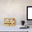 Emori bambusz íróasztali rendszerező modern minimal design munkakörnyezetben egy szürke íróasztalon