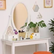Ikara bambusz íróasztal rendező egy fehér színű sminkasztalon sminktárolóként használva