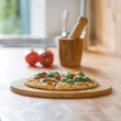 Pizzatányér bambuszból használat közben egy fából készült konhapulton