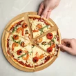 Pizza vágódeszka vágáskönnyítő csíkokkal bambuszból
