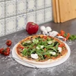 33 cm átmérőjű pizzakő kész pizzával tálalva a konyhapulton