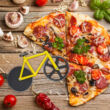 Pizzavágó bicikli pizzát szeletelve