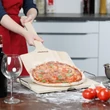 Nagy lapátos pizzalapát hosszú nyéllel használat közben