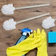 Sirko wc kefe szett fehér fejjel és rozsdamentes acél nyéllel sárga színű gumikesztyűkkel