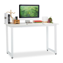 Fehér színű modern íróasztal és munkaállomás használatra készen