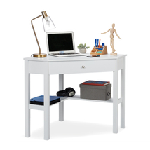 Zirka fehér színű fiókos sarok íróasztal munkára készen laptoppal és irodai kiegészítőkkel