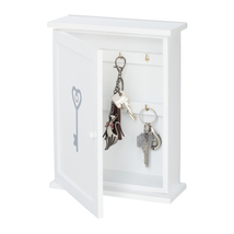 Falra szerelhető fehér színű fa kulcstartó szekrény zárható ajtóval