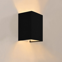 Féder fekete színű vászon búrás fali lámpa működés közben