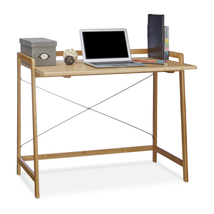 Bambusz íróasztal és számítógépasztal használatra készen laptoppal és irodai kellékekkel