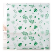 160 x 240 cm méretű zöld levél mintás zuhanyroló fürdőkád előtt