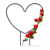 Szív alakú növénytámasz két leszúrható lábbal jobb oldalán felfuttatott rózsával
