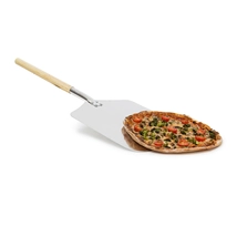 Szögletes fejű pizzalapát fa nyéllel acél lapáttal egy frissen elkészült pizzával