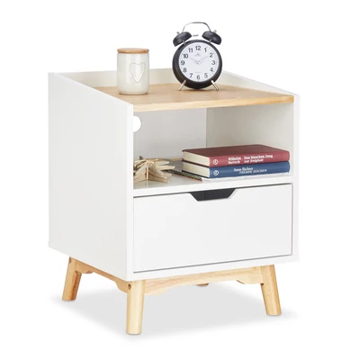 Brita fehér színű bükkfa lábakkal szerelt skandináv stílusú éjjeliszekrény