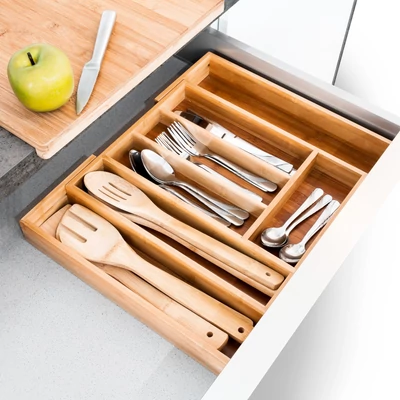 kihúzható tekla kisebb méretű fiókrendszerező és evőeszköztartó bambusz konyhai eszközökkel