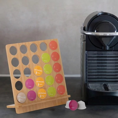 Dolce Gusto kapszulatartó állvány kávéfőző mellett a konyhapulton
