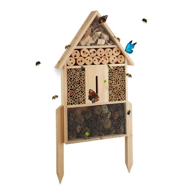 Nat lábakon álló leszúrható rovarhotel fából különböző kiegészítőkkel feltöltve