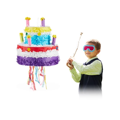 Szülinapi torta formájú színes pinata háttérben egy bekötött szemű kissráccal