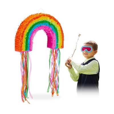 Szivárvány formájú színes pinata jobb oldalon egy bekötött szemű kis sráccal