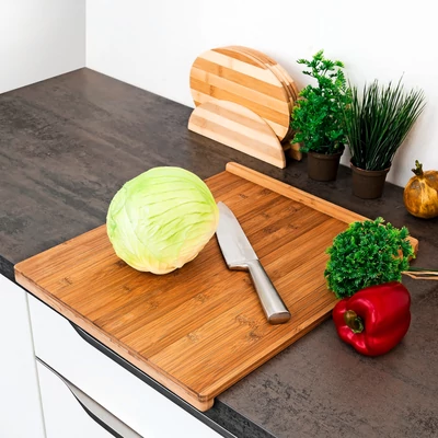 Akira bambusz vágódeszka ütközővel így kitűnően csúszásmentesen illeszthető a konyhapulthoz