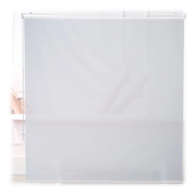 Fehér színű nagyméretű 160 x 240 cm méretű zuhanyroló lehúzva egy kád előtt