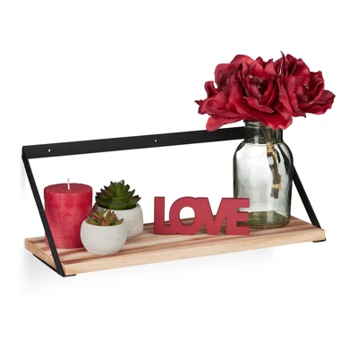 Fekete acélkeretes vázból és fenyőfa polclapból álló lon lebegőpolc különféle dekorációkkal