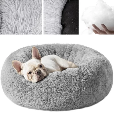 Fluffy szőrö kutyaágy és kutyafekhely egy éppen benne alukáló francia bulldoggal