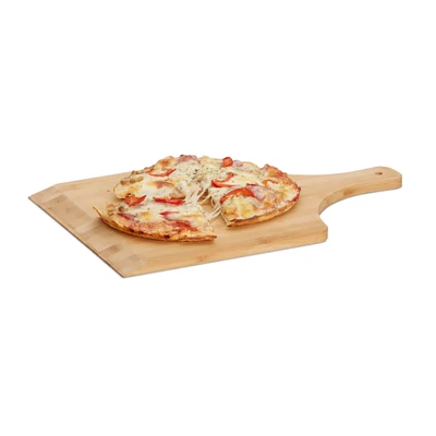 Bambusz pizzalapát négyzet alakú lapáttal és rövid nyéllel egy finom felszeletelt pizzával