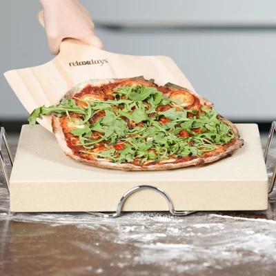 Extra vastag Pizzakő és pizzalapát szettben friss pizzával a tetején