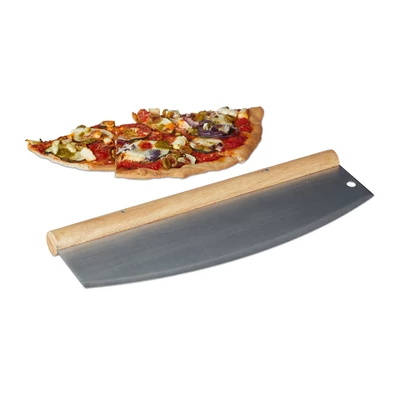 Rozsdamentes acél pizzaszelető kés fa nyéllel és egy fél pizzával a háttérben