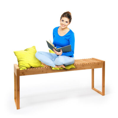 bambusz beltéri pad két-három személyes ülőpad sárga párnával és egy hölggyel