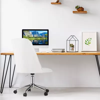 Anthoni irodai forgoszék fehér színben háttal egy minimál dizájn íróasztalhoz tolva