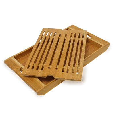 Bambuszból készült kenyérvágó deszka morzsatálcával levehető tetővel