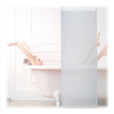 60 x 240 cm-es méretben fehér zuhanyroló fürdőkád előtt elhelyezve