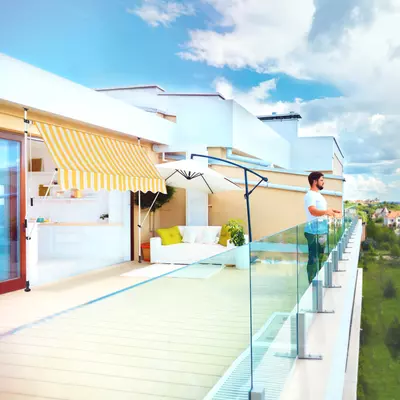 Feltekerhető napellenző egy penthouse lakás teraszán 150 x 120 cm méretben