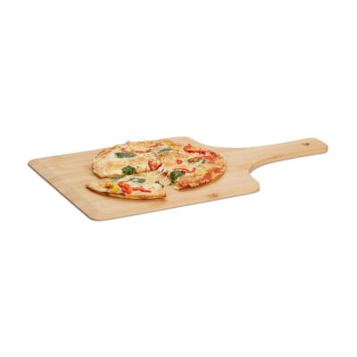 Nagyméretű pizzalapát bambuszból rajta egy friss pizzával