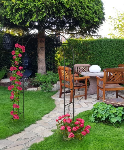 Rózsafuttató kapu és rózsalugas