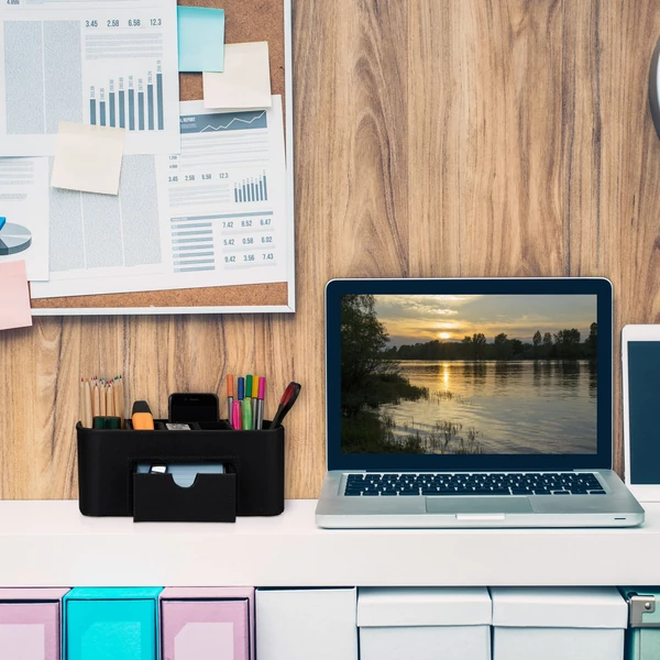 Lagon műbőrrel bevont asztali rendszerező és íróasztali tolltartót egy monitor mellett 