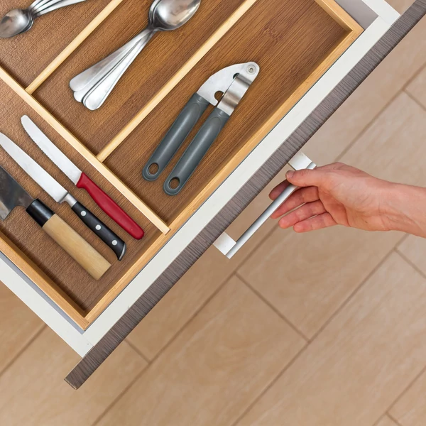 Anna fix méretű négy rekeszes bambusz evőeszköztartó fiókbetét a konyhaszekrény egyik fiókjában