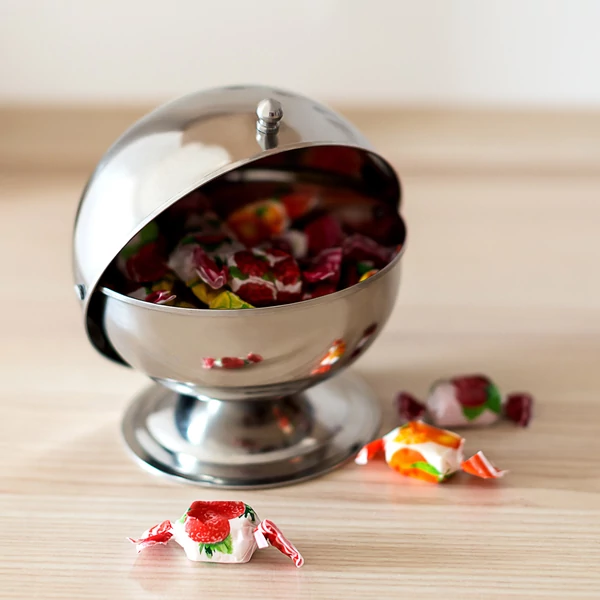 Különböző édességekkel feltöltött kínálótálként használt cukortartó állvány