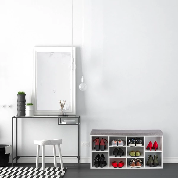 Mark fehér színű MDF cipőtároló 10 belső rekesszel az előszobában egy komód és tükör mellett