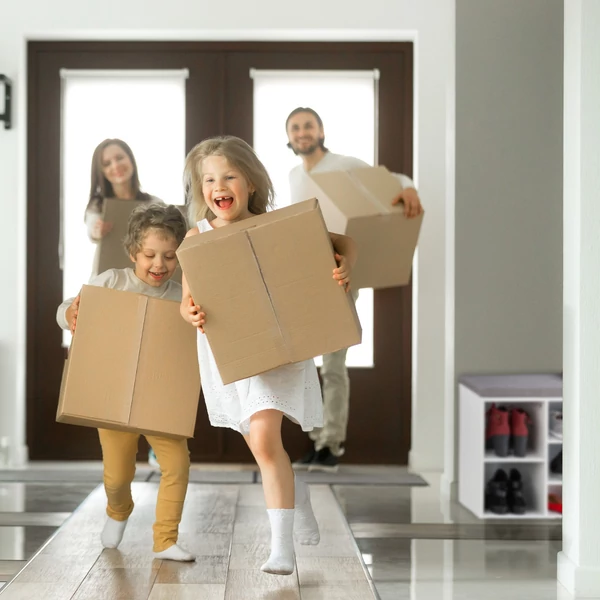 Előszobában elhelyezett mark cipőtároló és pad fehér színben 