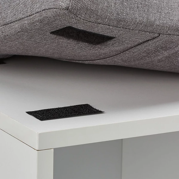 Mark ciptárolós pad ülőrészén található párna tépőzárral történő rögzítés a cipőtartó tetejére