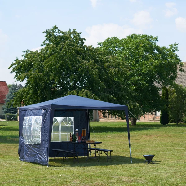 3 x 3 méter méret kék színű ponyvás rendezvénysátor és rendezvénypavilon egy kerti partira felállítva alatta egy sörpad garnitúrával