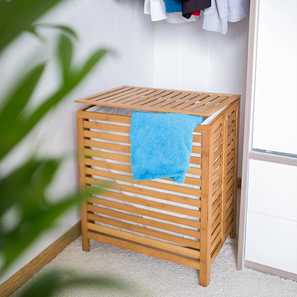 Bambusz szennyestartó lehajtható tetővel zárt állapotban a fürdőszoba egyik sarkában