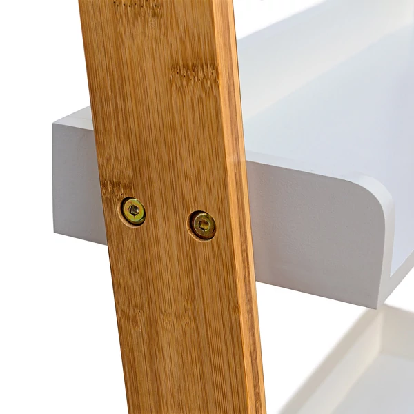 Natúr színű bambusz keretre szerelt fehér színű MDF polcok egy Bamboo létrapolcon