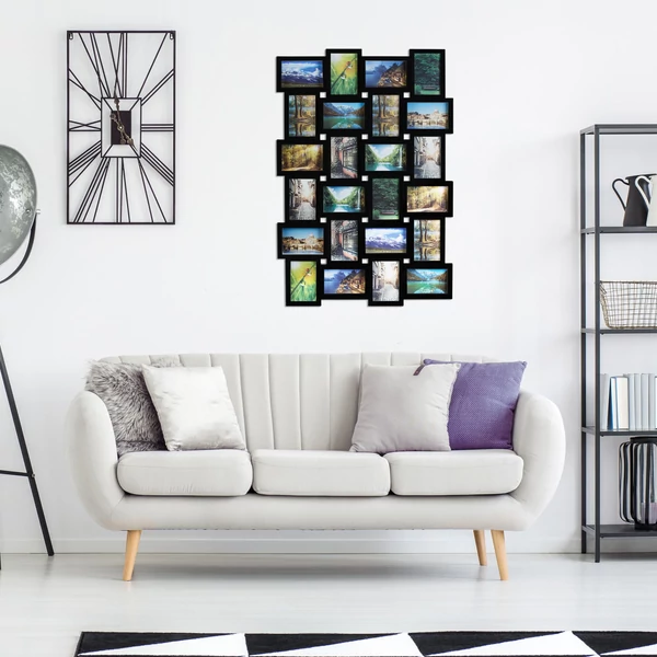 Szürke és fehér színkombinációjában kialakított nappaliban a falon elhelyezett fli 24 férőhelyes fekete színű kollázs képkeret