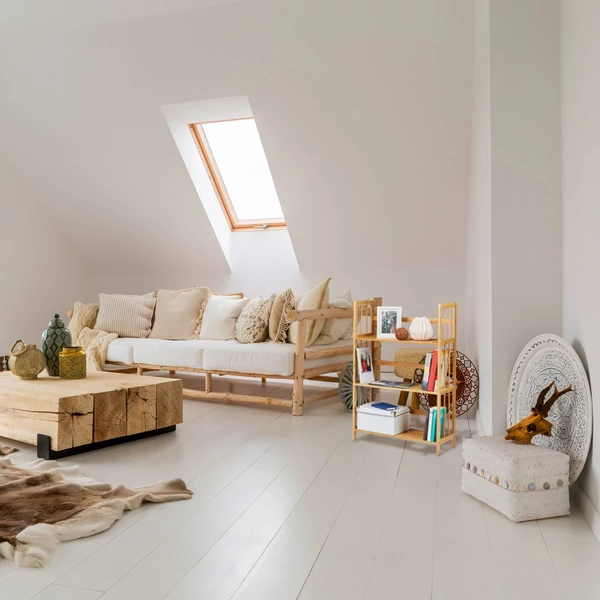 Mao bambuszból készült szabadonálló polc egy loflakásban nagyon érdekes egyedi bútorokkal körülvéve